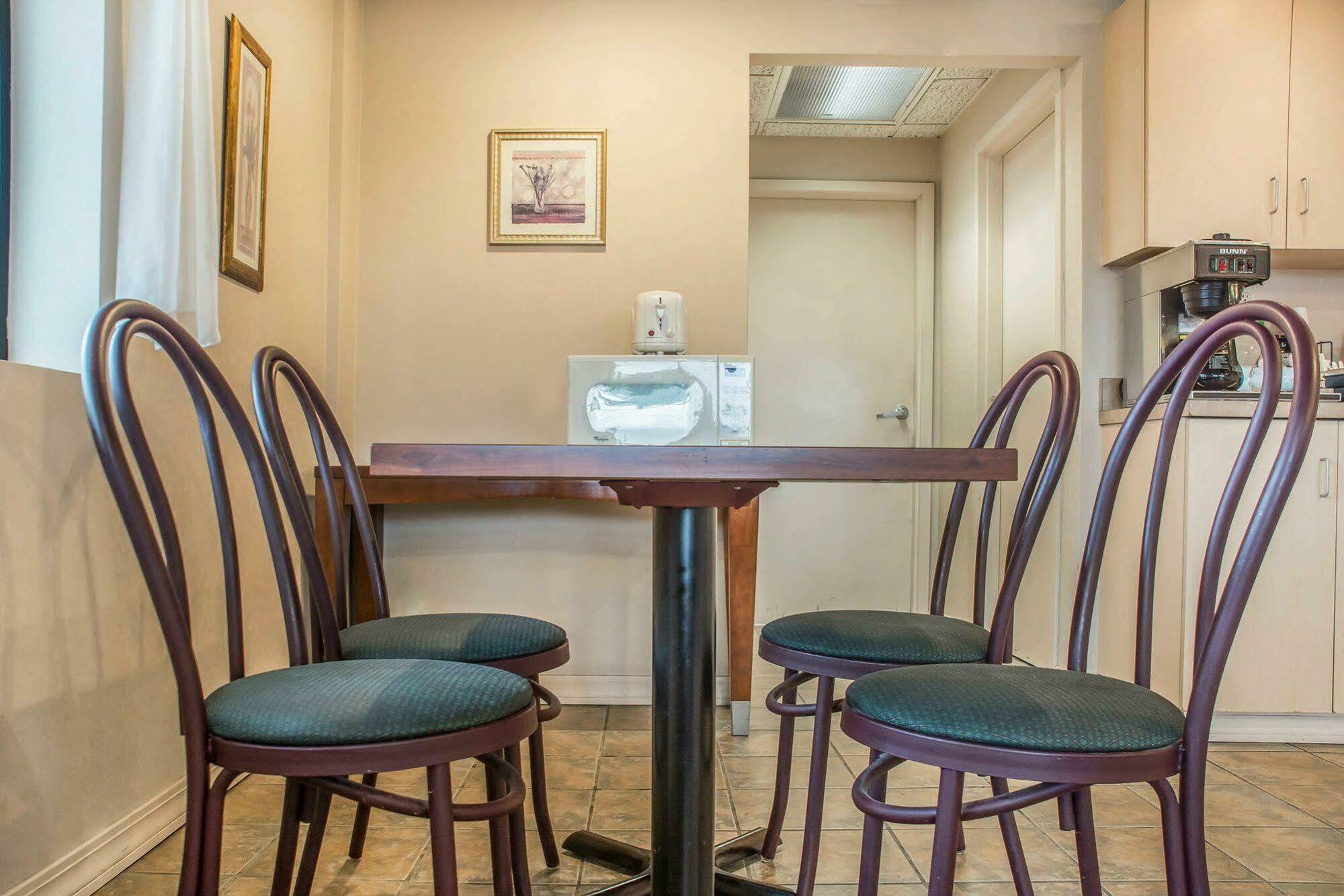 Econo Lodge Dewitt I-90 Eksteriør bilde